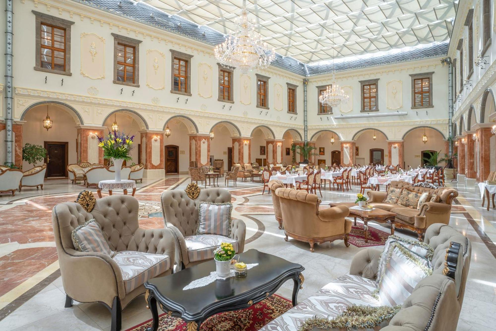 Galicia Nueva, Castle Hotel Lučenec Eksteriør billede