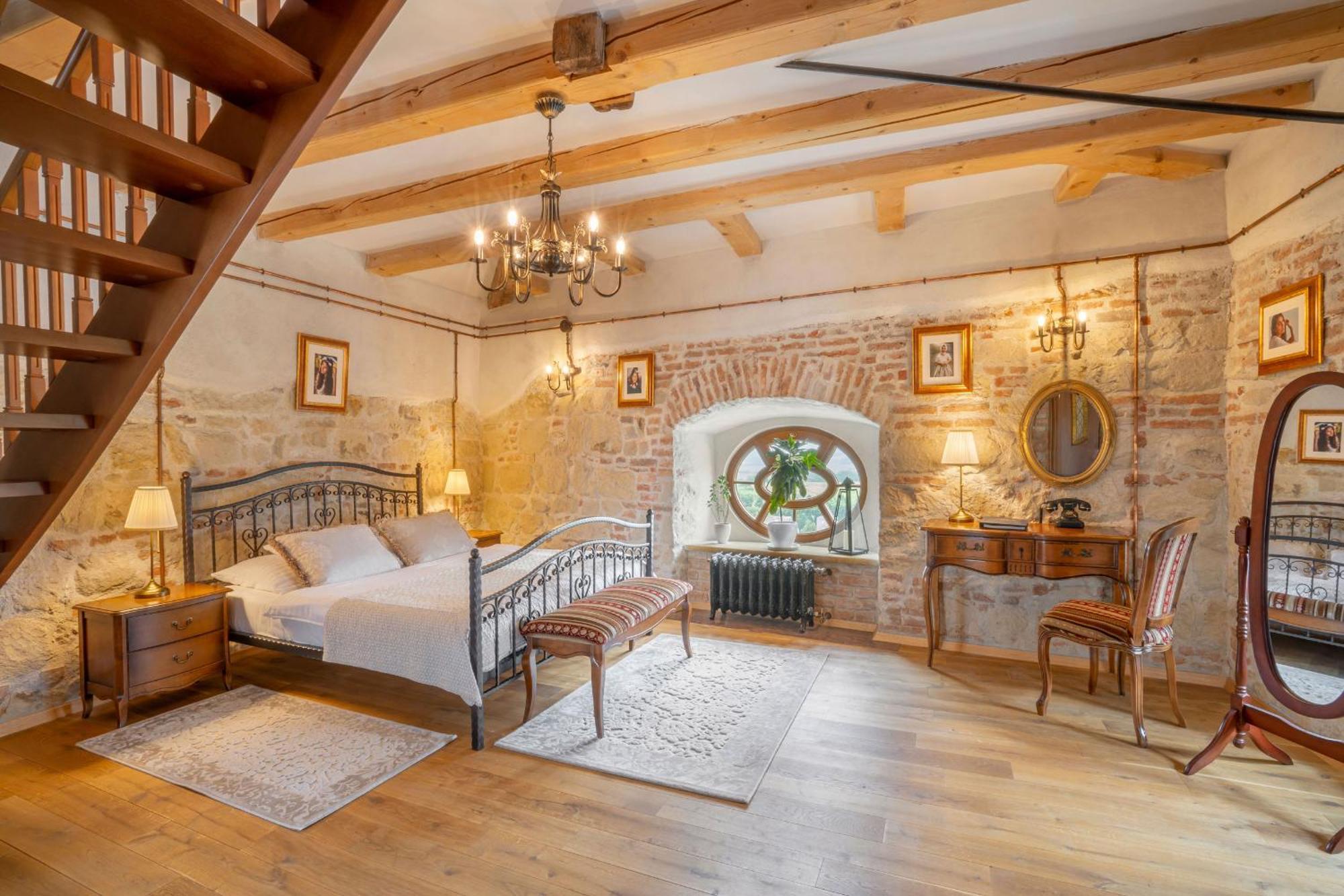 Galicia Nueva, Castle Hotel Lučenec Eksteriør billede