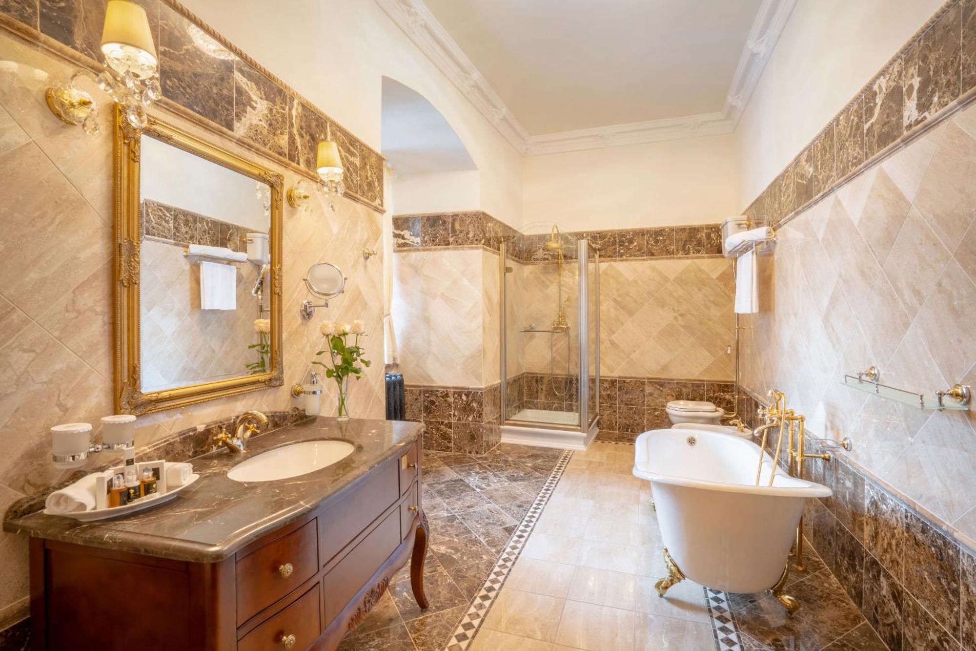 Galicia Nueva, Castle Hotel Lučenec Eksteriør billede