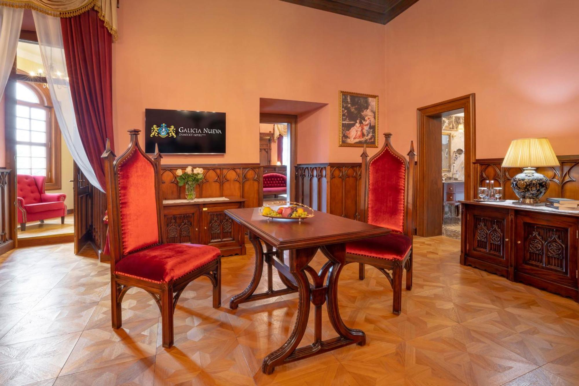 Galicia Nueva, Castle Hotel Lučenec Eksteriør billede