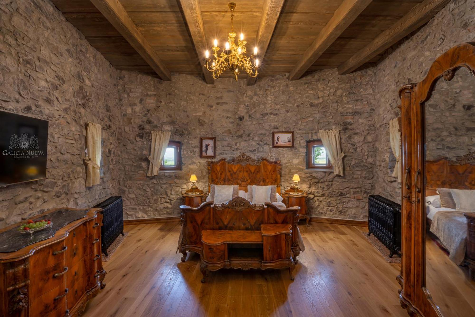 Galicia Nueva, Castle Hotel Lučenec Eksteriør billede