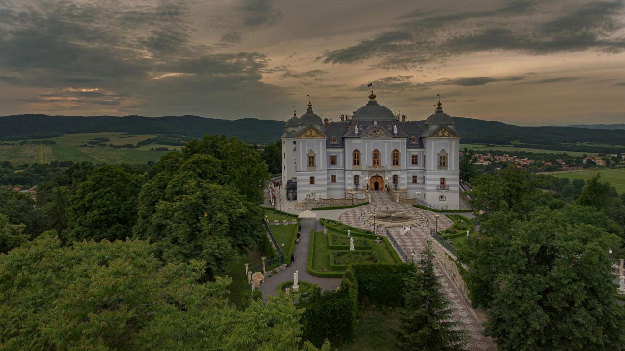 Galicia Nueva, Castle Hotel Lučenec Eksteriør billede