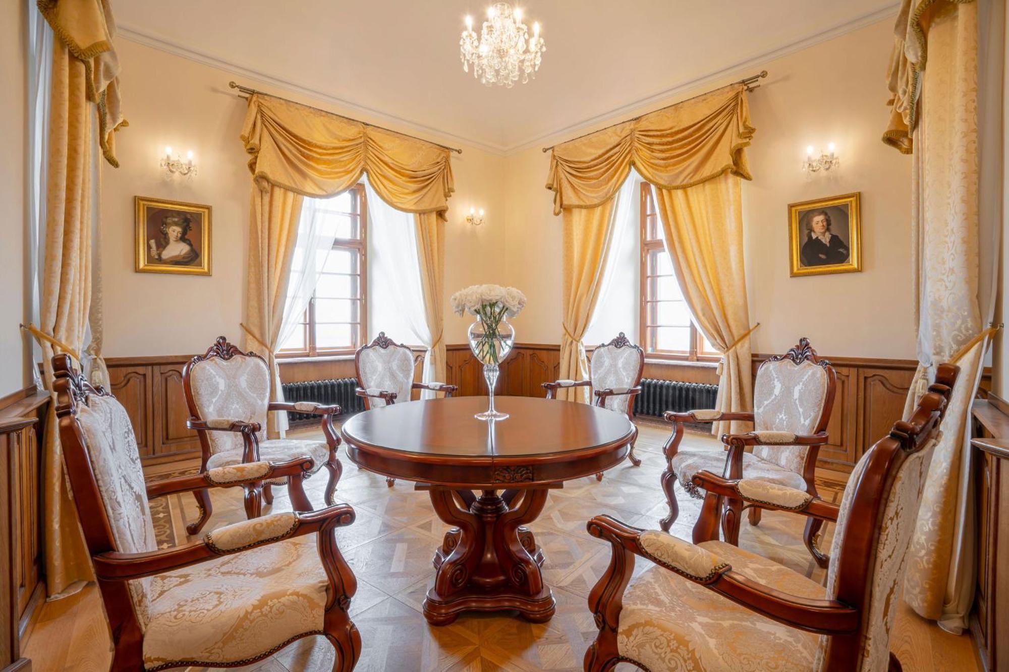 Galicia Nueva, Castle Hotel Lučenec Eksteriør billede