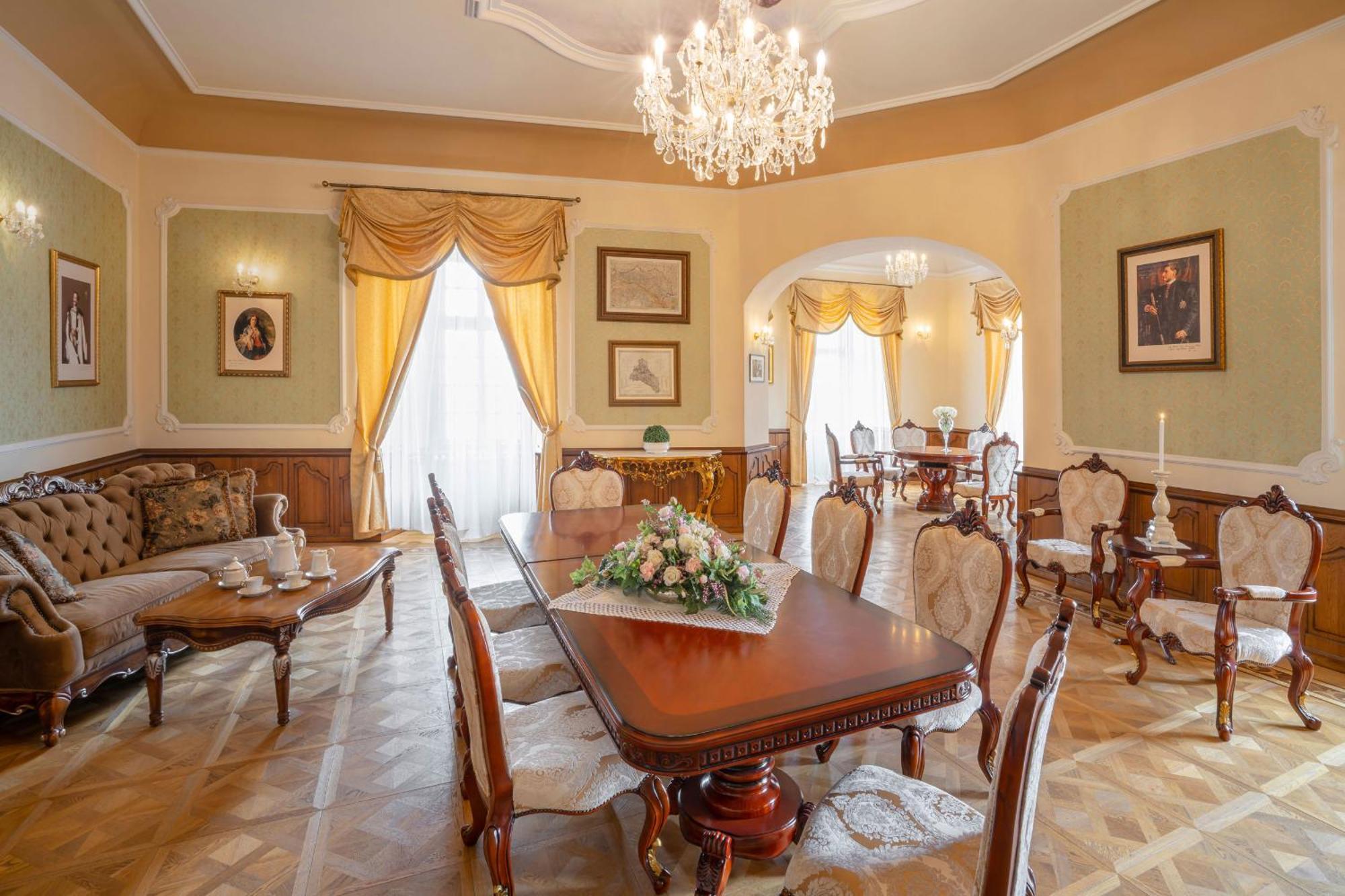 Galicia Nueva, Castle Hotel Lučenec Eksteriør billede