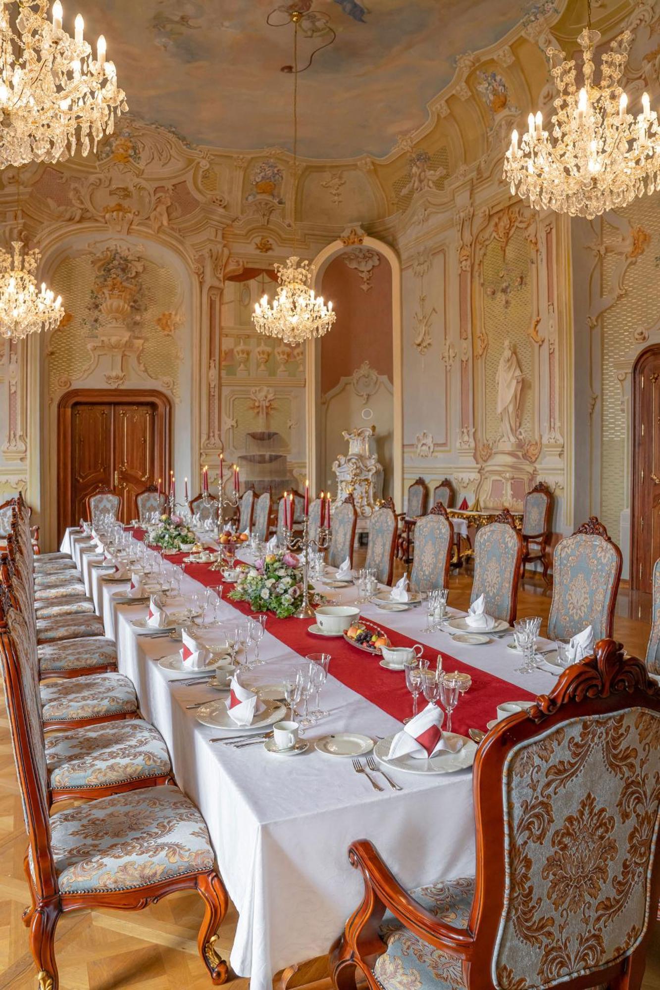 Galicia Nueva, Castle Hotel Lučenec Eksteriør billede